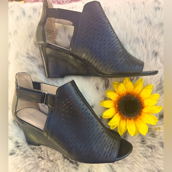 Adrienne Vittadini Shoes - Adrienne Vittadini Black Leather Wedge Sandals Size 8 - Gently Used